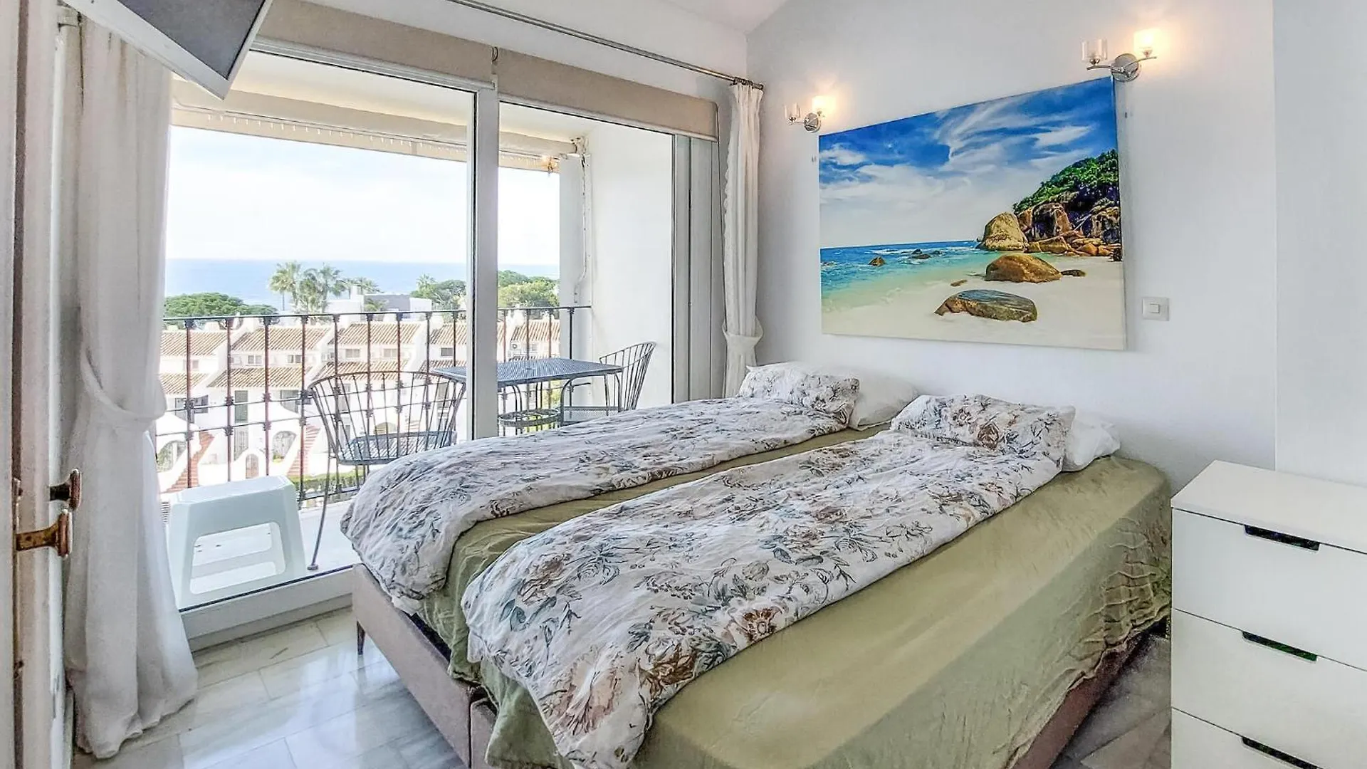 3 Bedroom Amazing Apartment In Calahonda Sitio de Calahonda 0*,